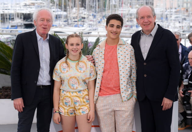 Les fr&egrave;res Dardenne et leurs jeunes acteurs sur le photocall le 21&nbsp;mai