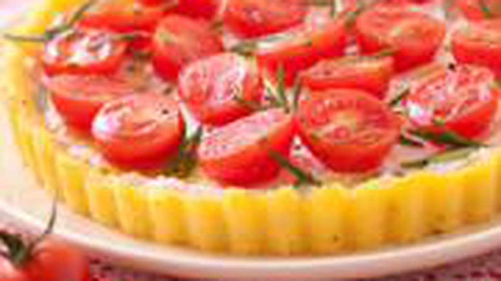 Tarte de polenta au chèvre frais et aux tomates cerises