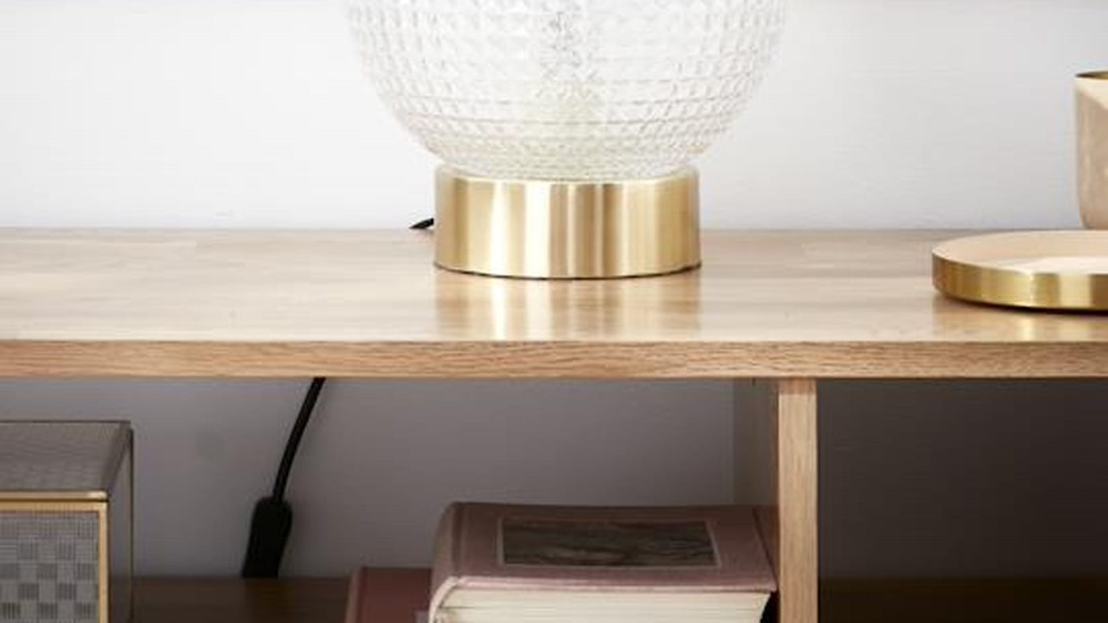 Une lampe en verre et laiton