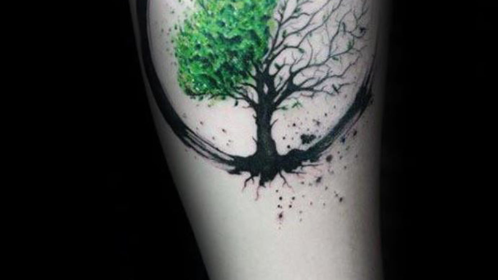 Arbre de vie vert sur l'avant-bras