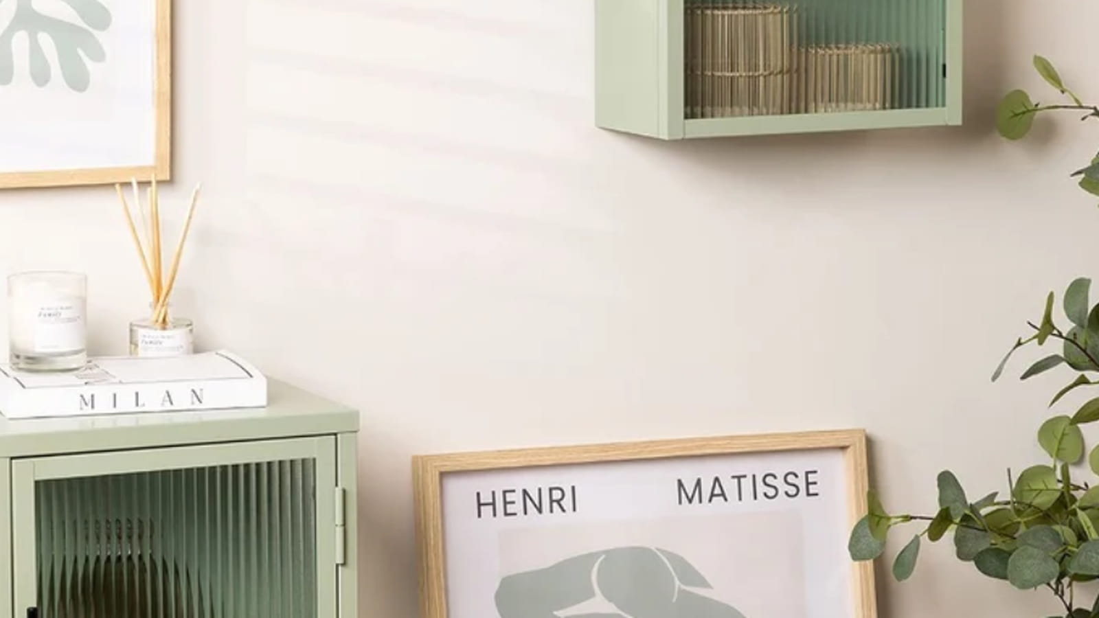 Une armoire à pharmacie en verre
