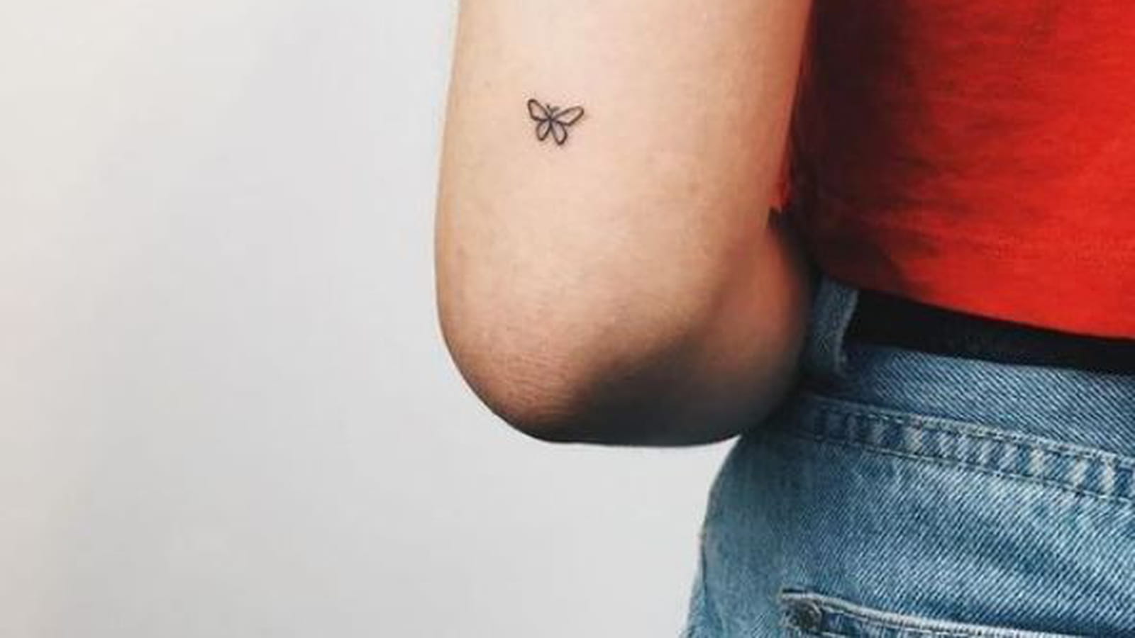 Papillon minimaliste près du coude