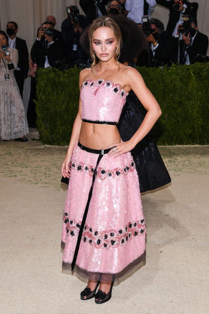 Lily-Rose Depp en ensemble rose &agrave; sequins Chanel