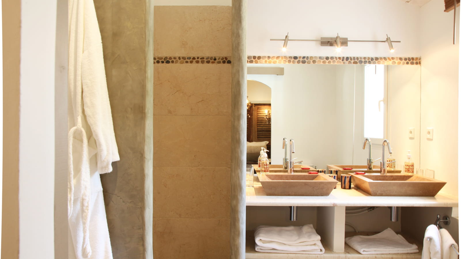 Salle de bains lumineuse