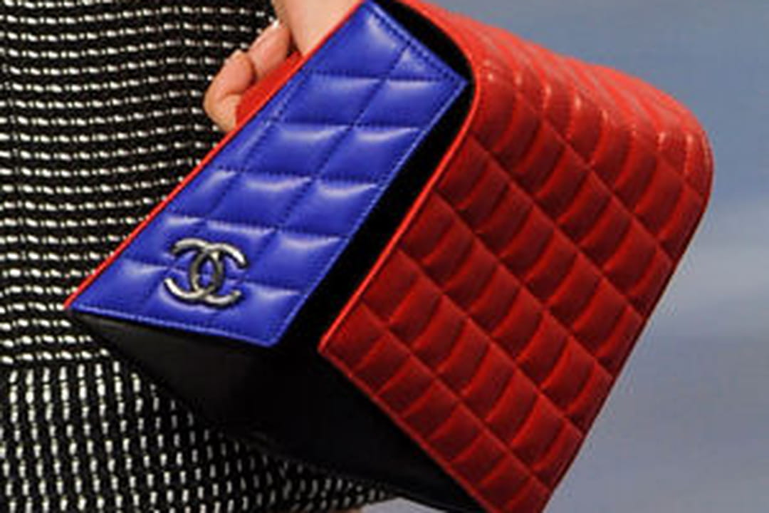 Sac à main le porté sur le dos de la main