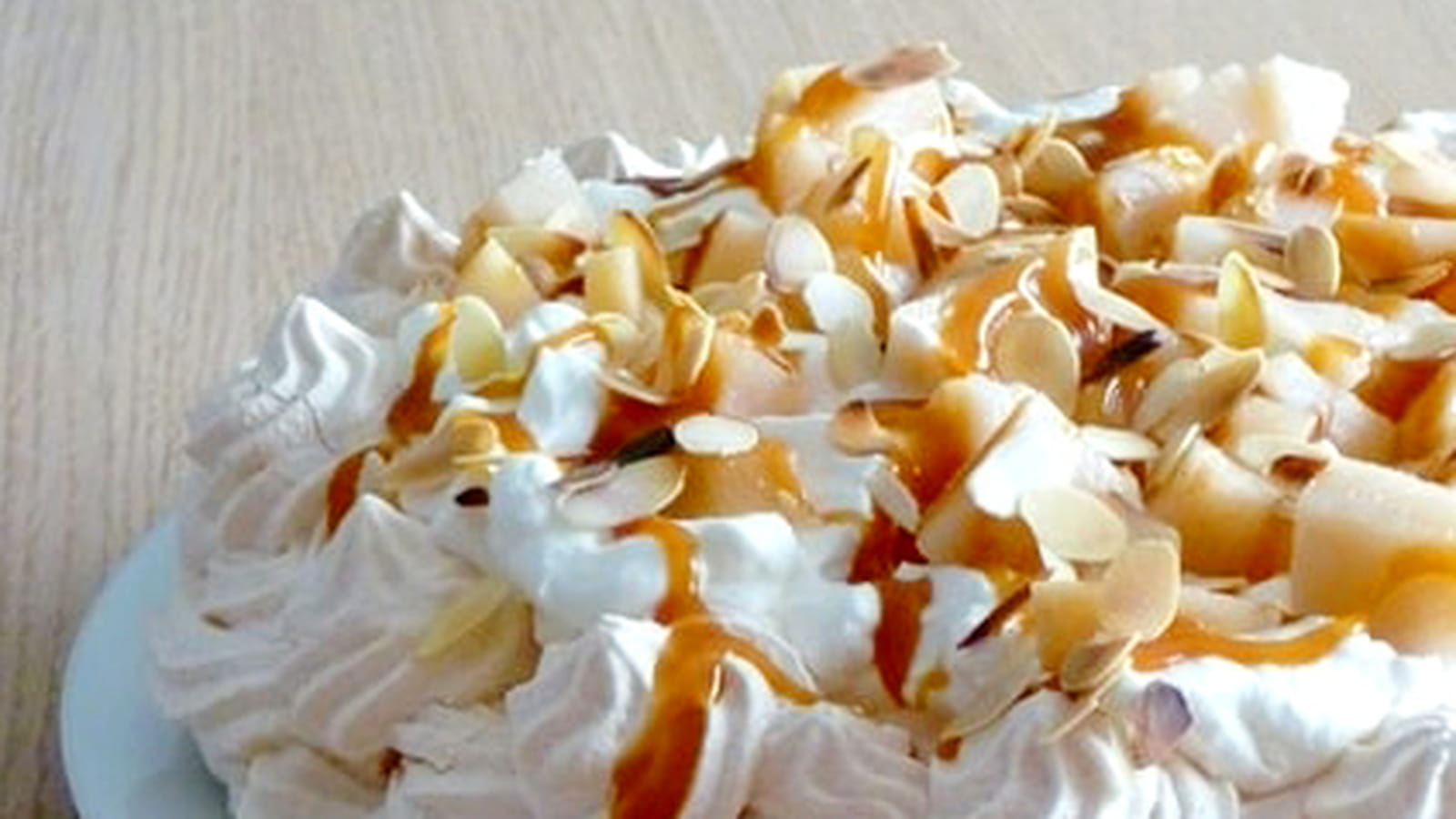 Pavlova aux poires et caramel beurre salé