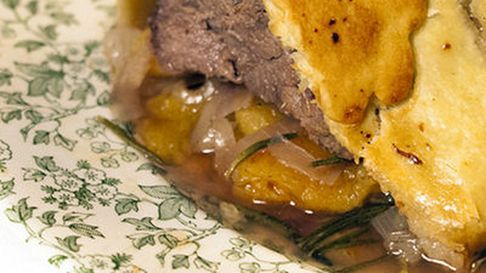 Rôti en croûte aux abricots secs et parfumé au romarin