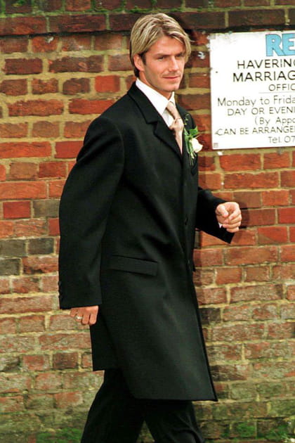 David Beckham en manteau mi-long et cravate rose