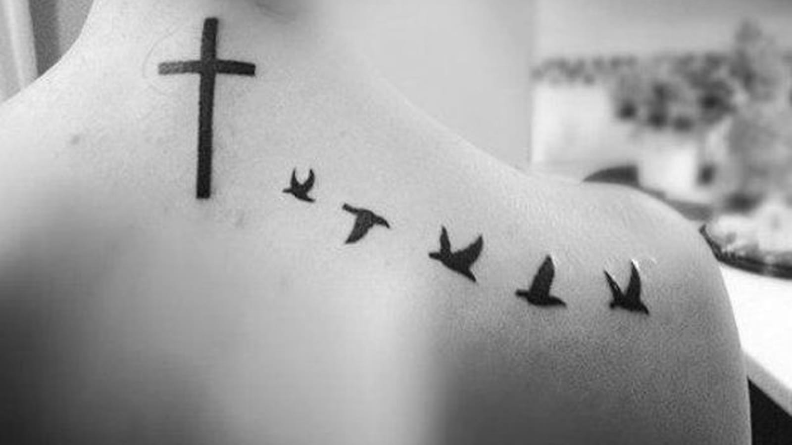 Croix et oiseaux dans le dos