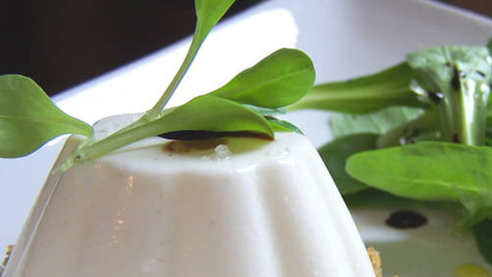 Panna cotta de brebis sur sa croûte aux olives vertes