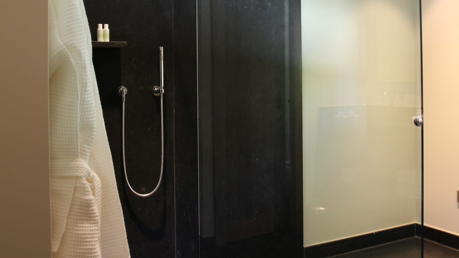 Cube noir et verre