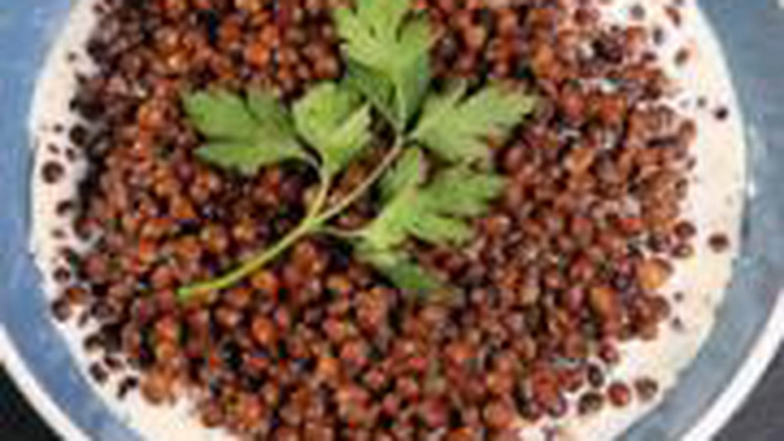 Lentilles et tranches de lard grillé