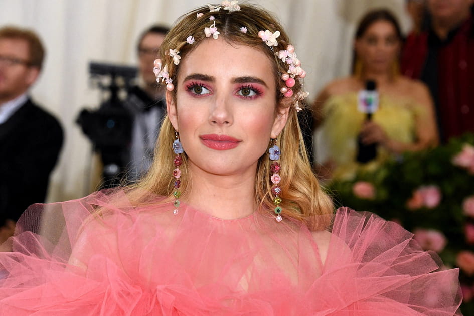 La coiffure fleurie d'Emma Roberts