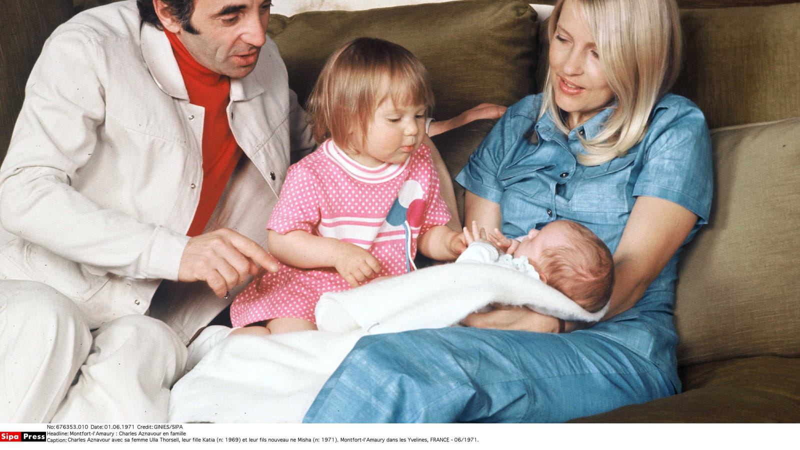 Tendre moment en famille en 1971