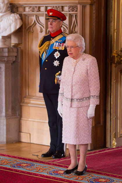 La reine Elizabeth II en tweed rose