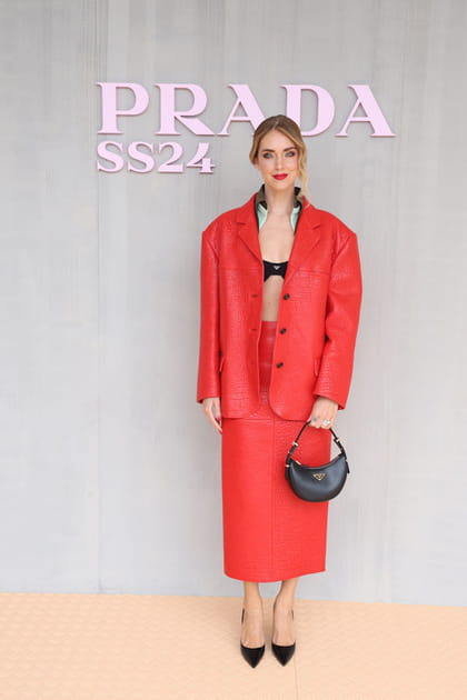 Chiara Ferragni en ensemble veste et jupe rouge au d&eacute;fil&eacute; Prada printemps-&eacute;t&eacute; 2024