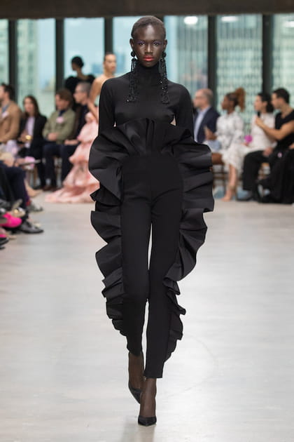Pantalon noir &agrave; volants et top &agrave; col montant&nbsp;aper&ccedil;us&nbsp;sur le d&eacute;fil&eacute; Carolina Herrera