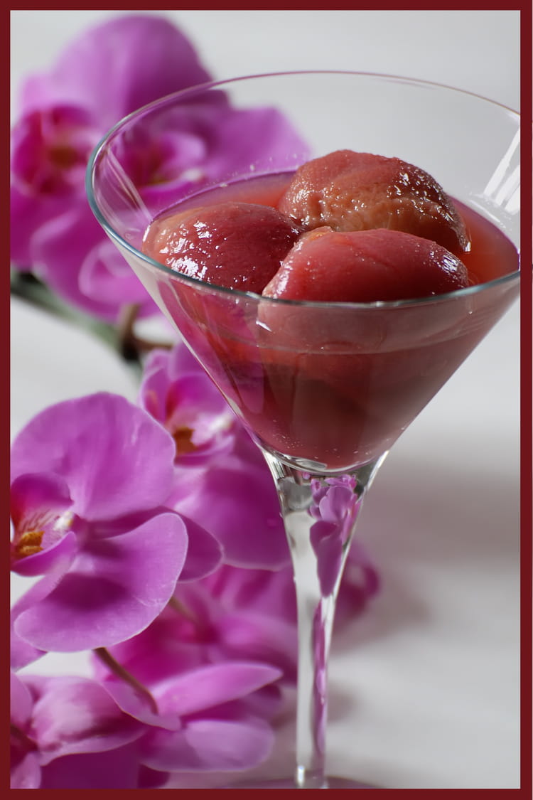 Recette de Pêches de vigne au vin blanc épicé