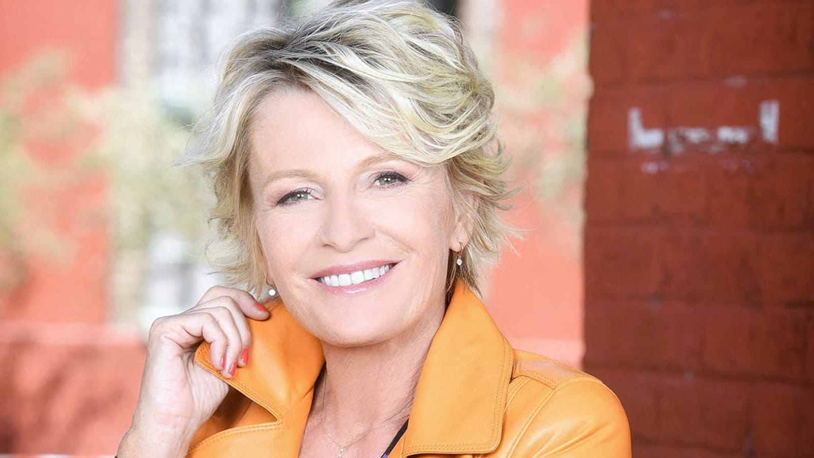Sophie Davant en perfecto orange