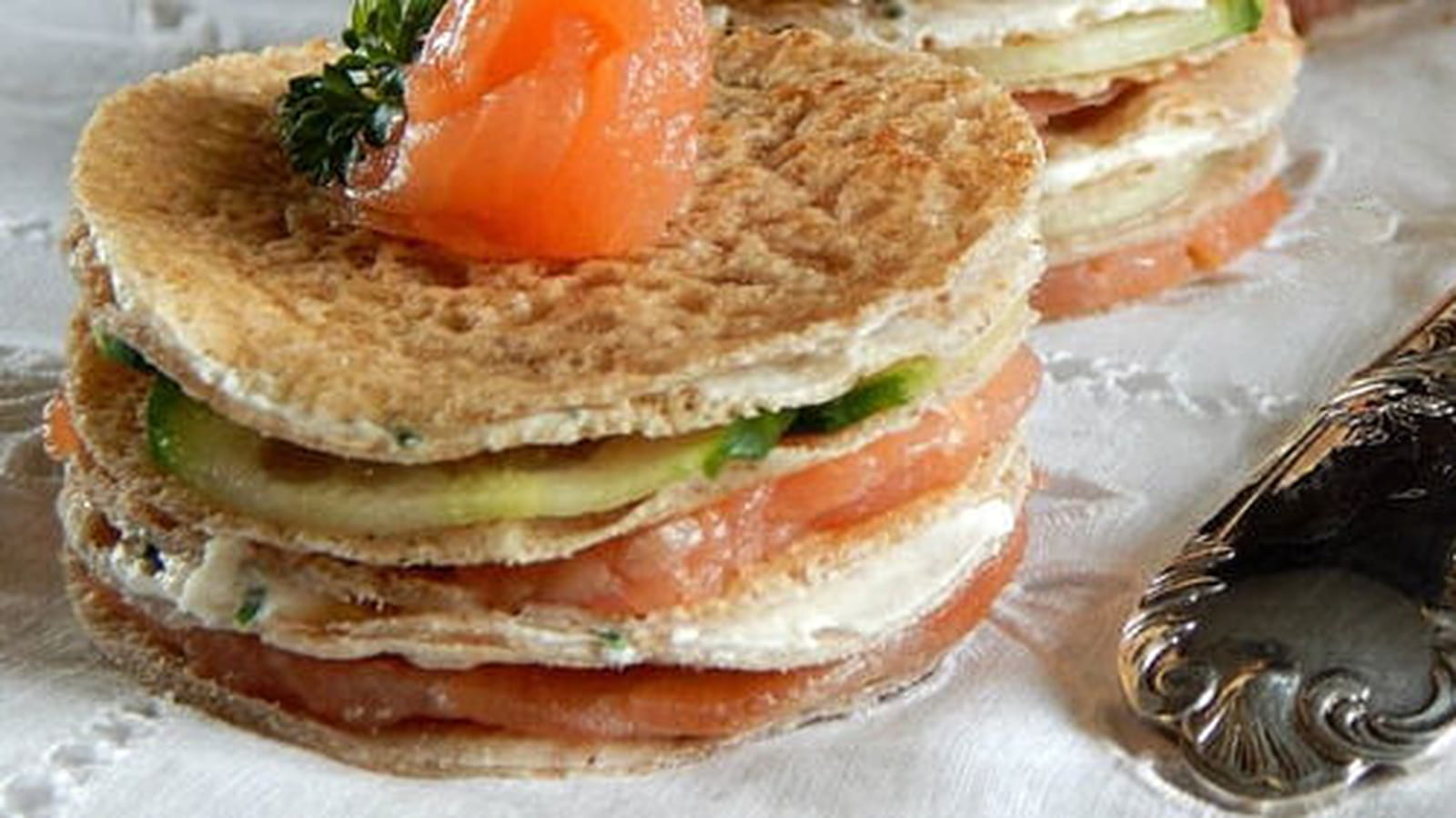 Mini gâteaux de crêpes de sarrasin au saumon fumé