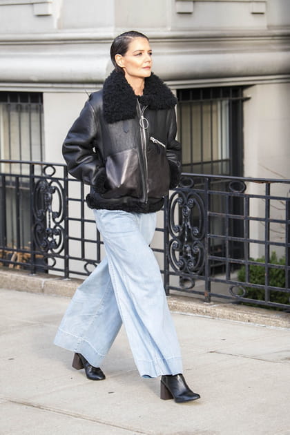 Katie Holmes en blouson aviateur et jean &eacute;vas&eacute;