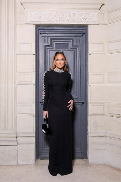 Jennifer Lopez en robe noire ajour&eacute;e&nbsp;au d&eacute;fil&eacute; Valentino haute couture printemps-&eacute;t&eacute; 2024