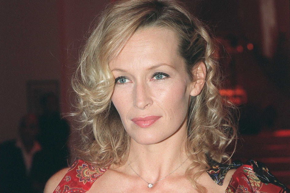 Estelle Lef&eacute;bure, romantique avec ses cils de biche