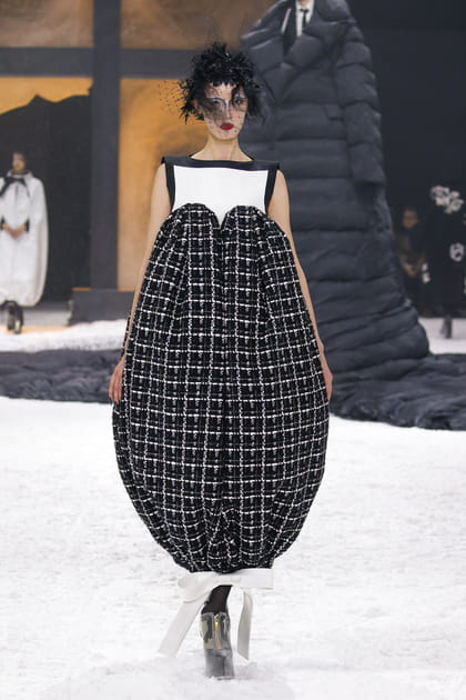 Robe boule en tweed noir et blanc aper&ccedil;ue&nbsp;sur le d&eacute;fil&eacute; Thom Browne