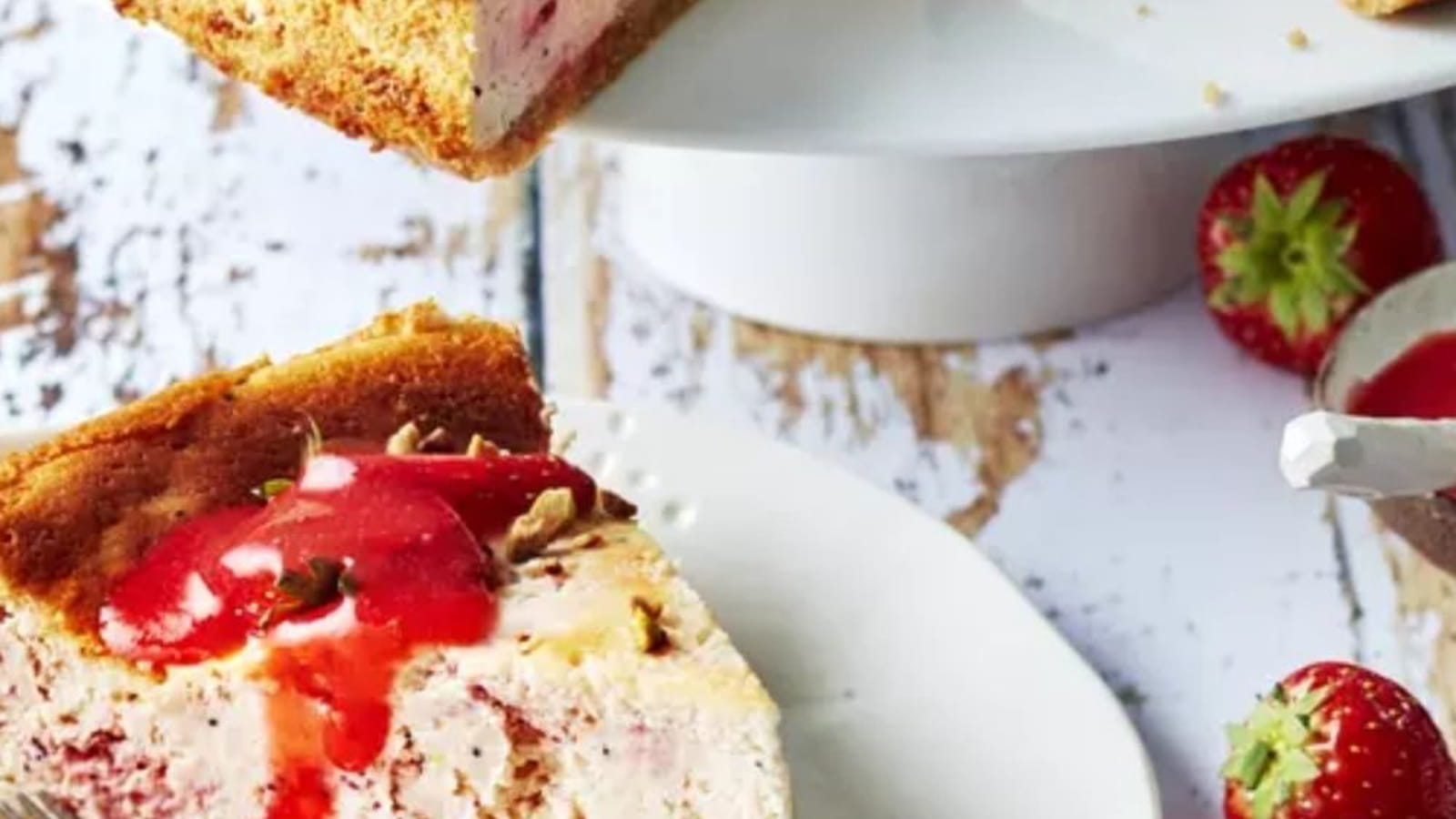 Cheesecake aux fraises rondes, pistaches et graines de pavot