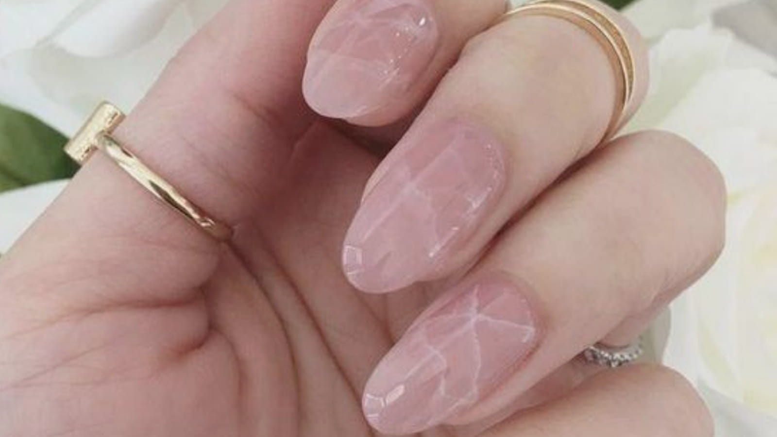 Des ongles roses effet quartz