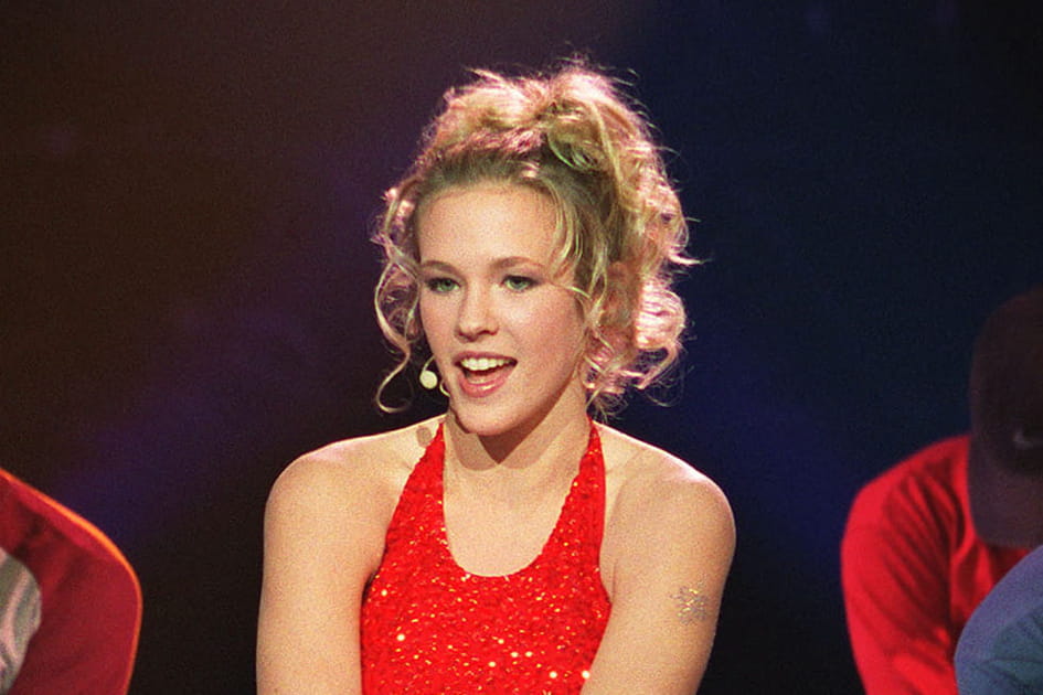 Lorie, charmante avec sa queue-de-cheval floue boucl&eacute;e