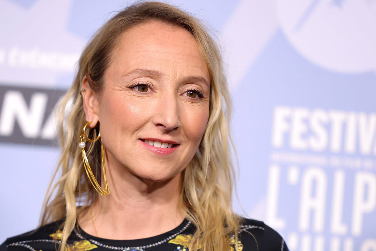 Oubliez les accessoires classiques - Audrey Lamy mise sur ce dÃ©tail chaussures inattendu pour...