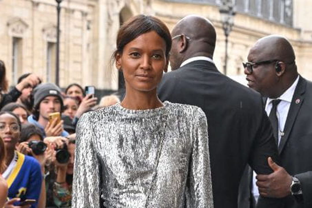 Liya Kebede en robe argentée au défilé Jean Paul Gaultier haute couture