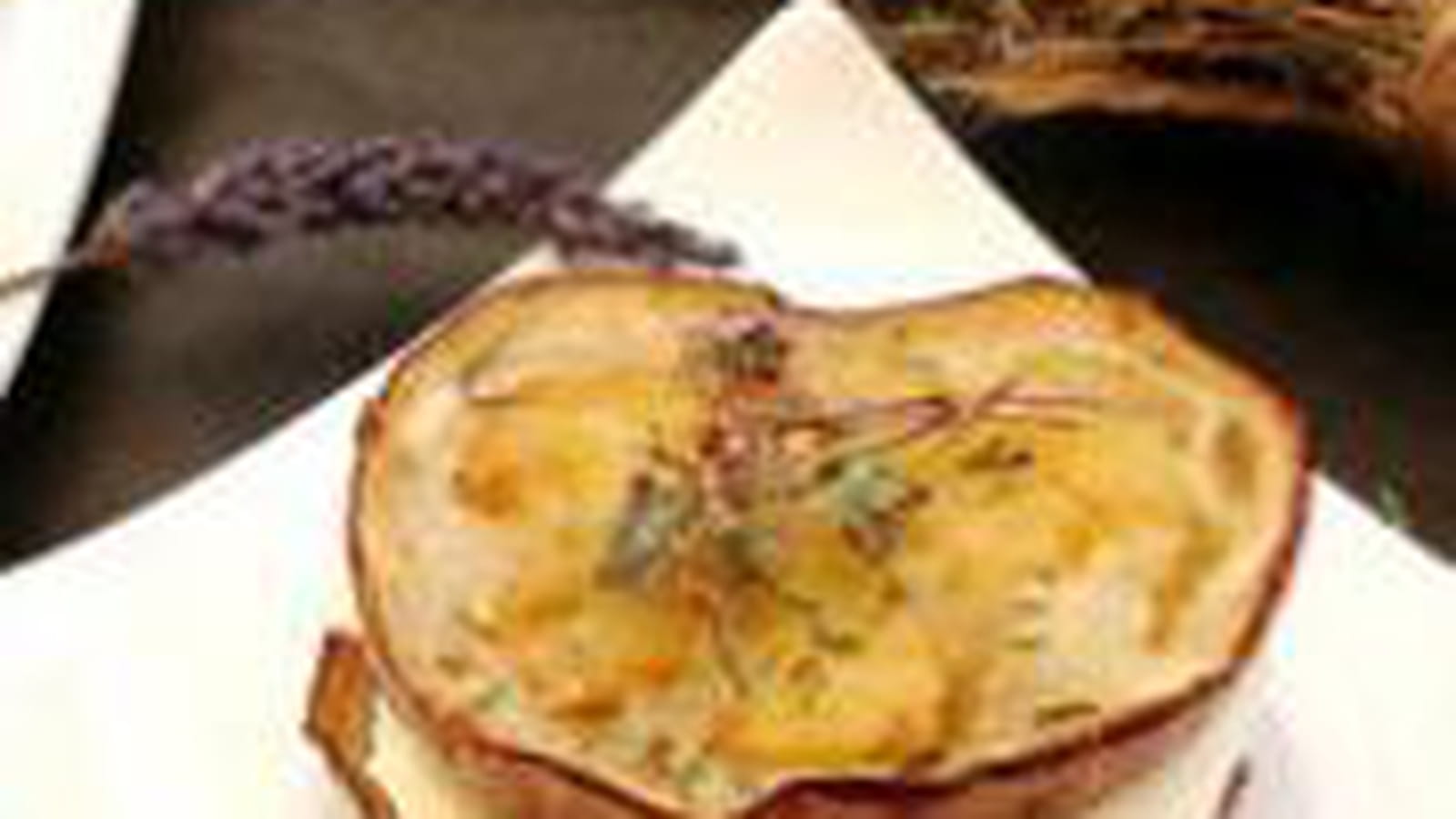 Canapés d'aubergines à la brousse & sauce poivrons