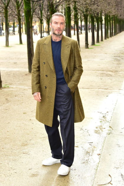David Beckham en manteau mi-long kaki et pantalon bleu marine