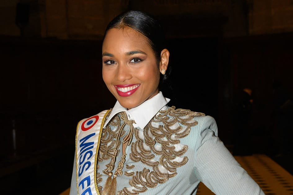 Raie au milieu et chignon bas de Cl&eacute;mence Botino