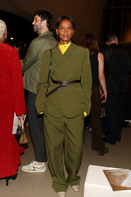 Liya Kebede en costume vert kaki au d&eacute;fil&eacute; Tory Burch printemps-&eacute;t&eacute; 2024