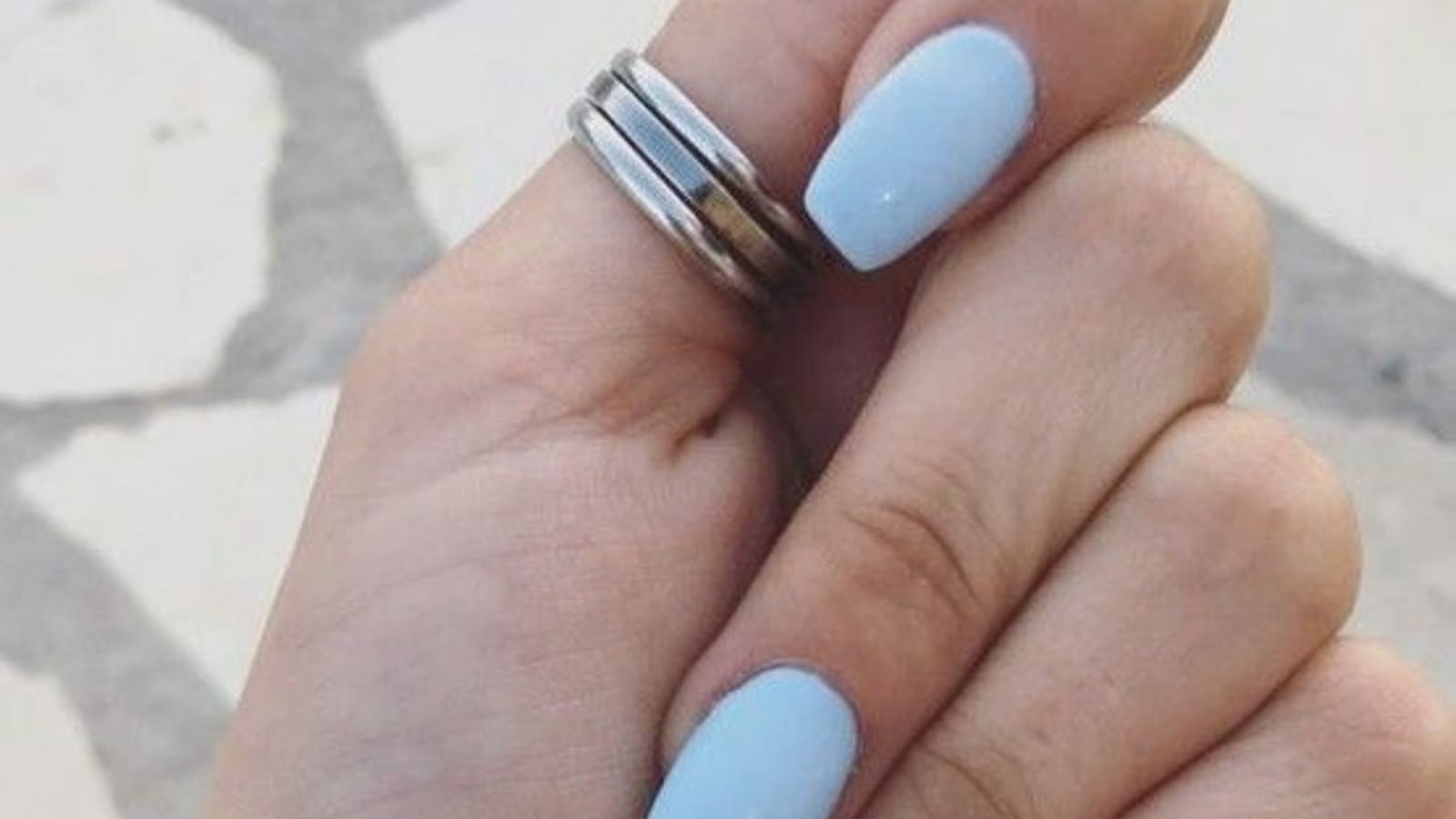 Des ongles bleus en forme de ballerine