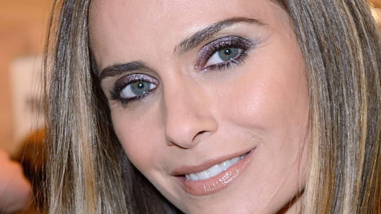 Clara Morgane et son teint maquillé