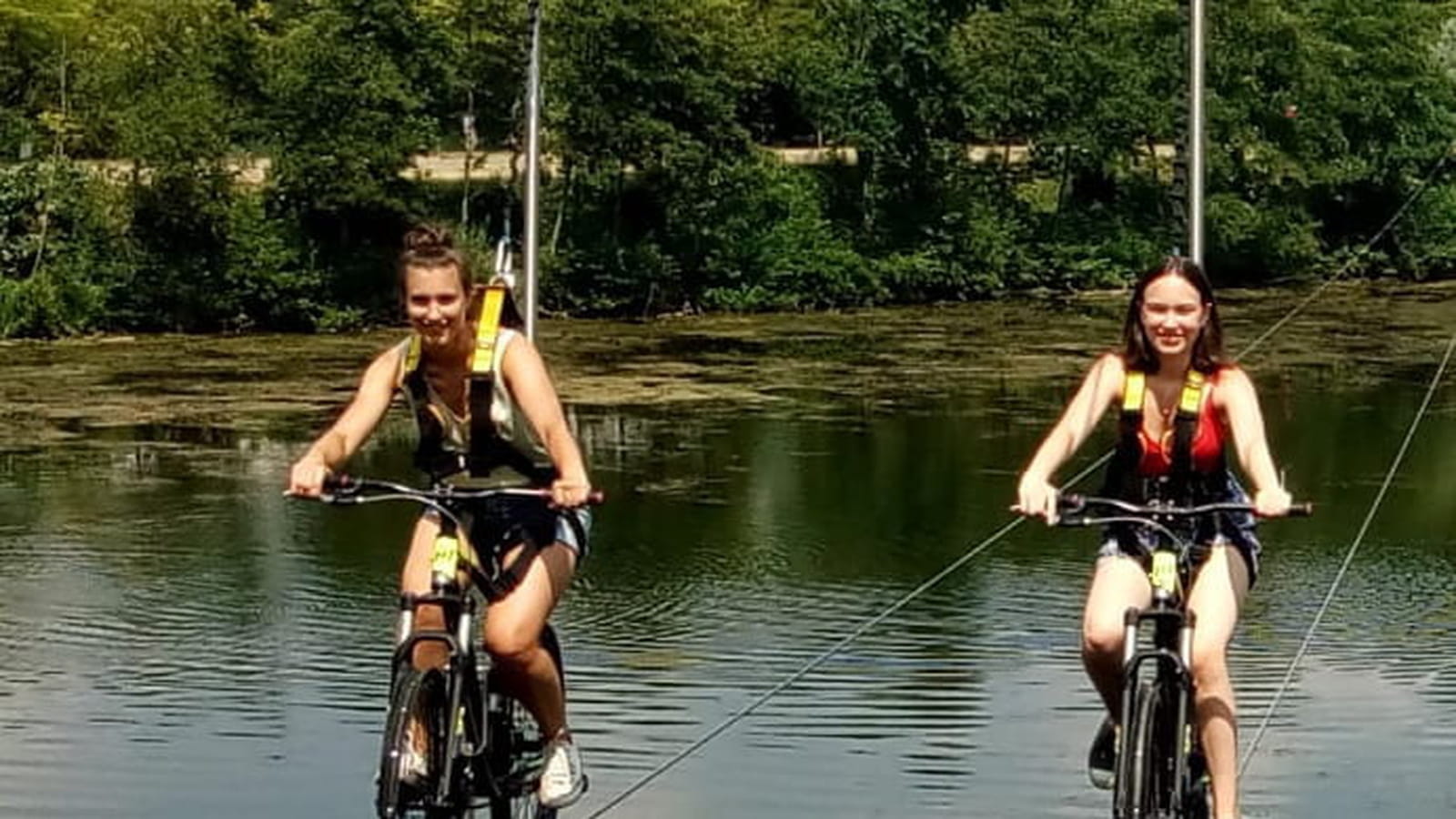 Du vélo au dessus de l'eau