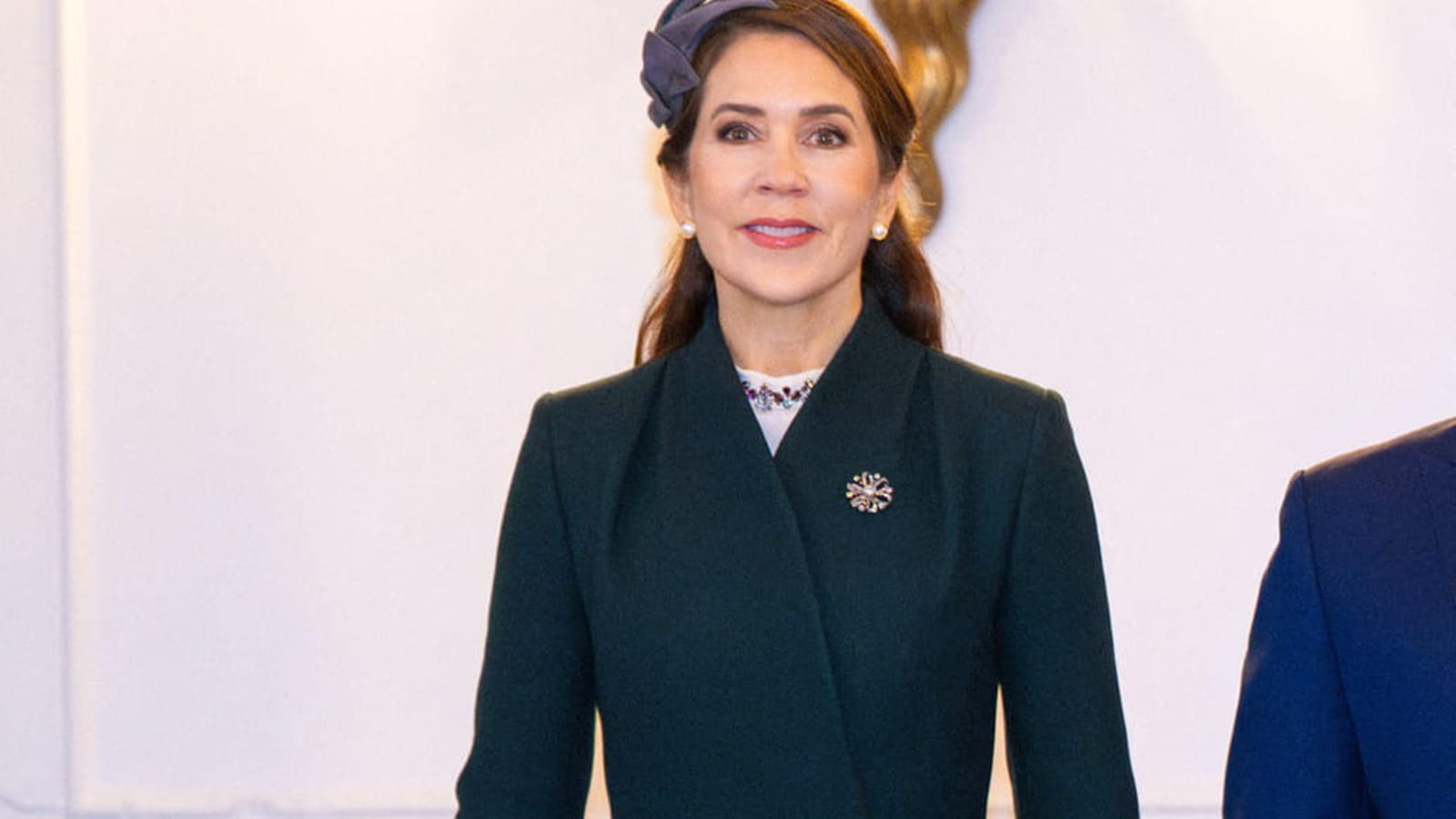 Mary de Danemark avec un bandeau gris 
