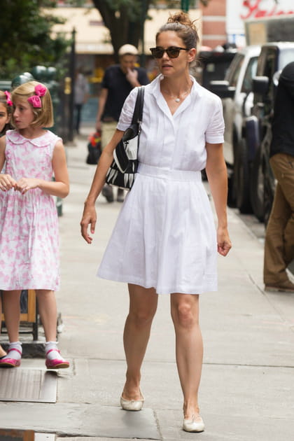 Katie Holmes en robe blanche cintr&eacute;e et ballerines assorties
