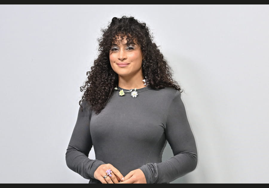 Camelia Jordana, somptueuse avec son fard argent&eacute;