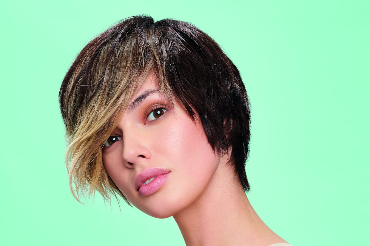 Coupe courte avec mèche blonde