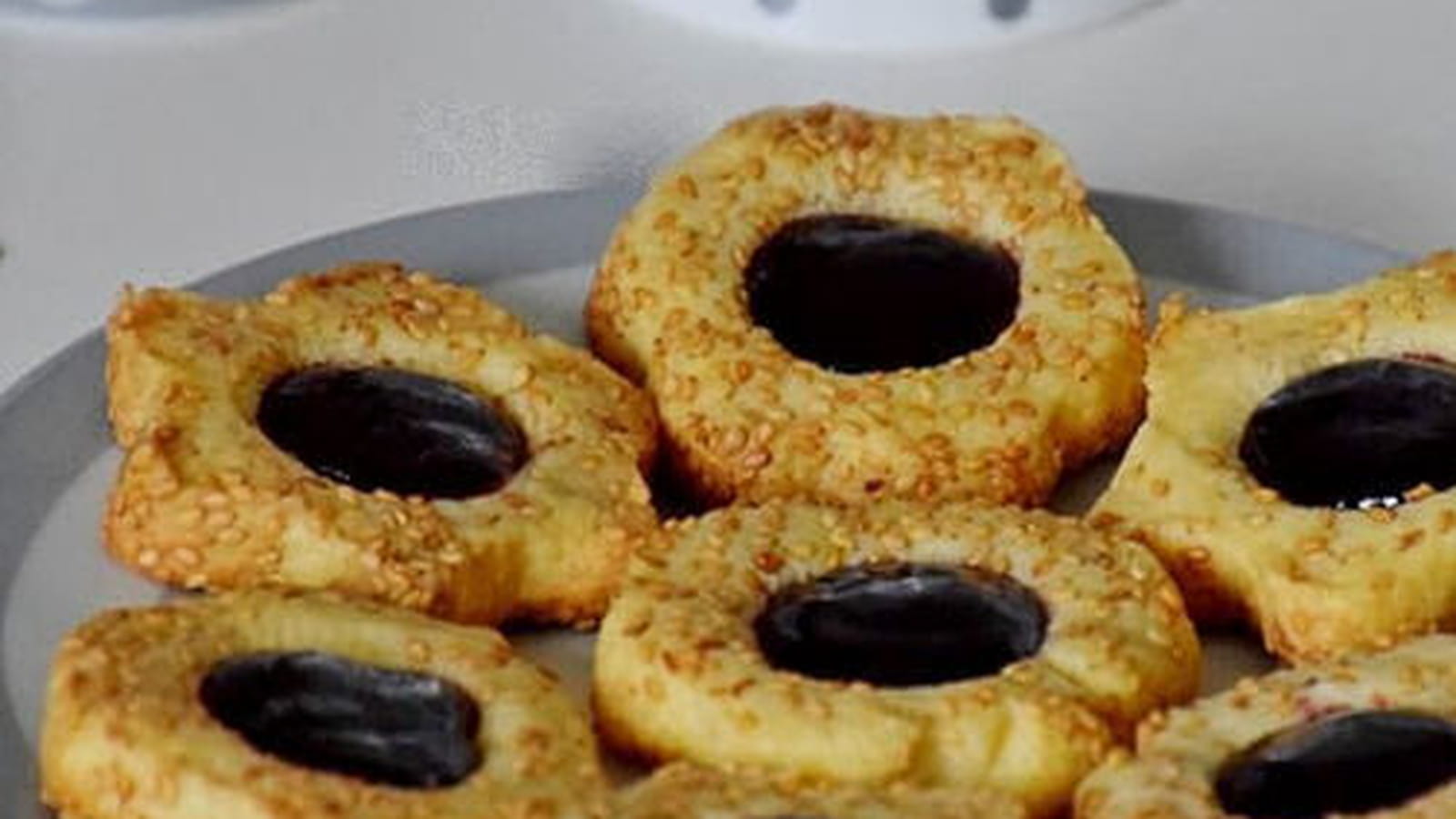 Sablés aux graines de sésame garnis de gelée de mûres sauvages