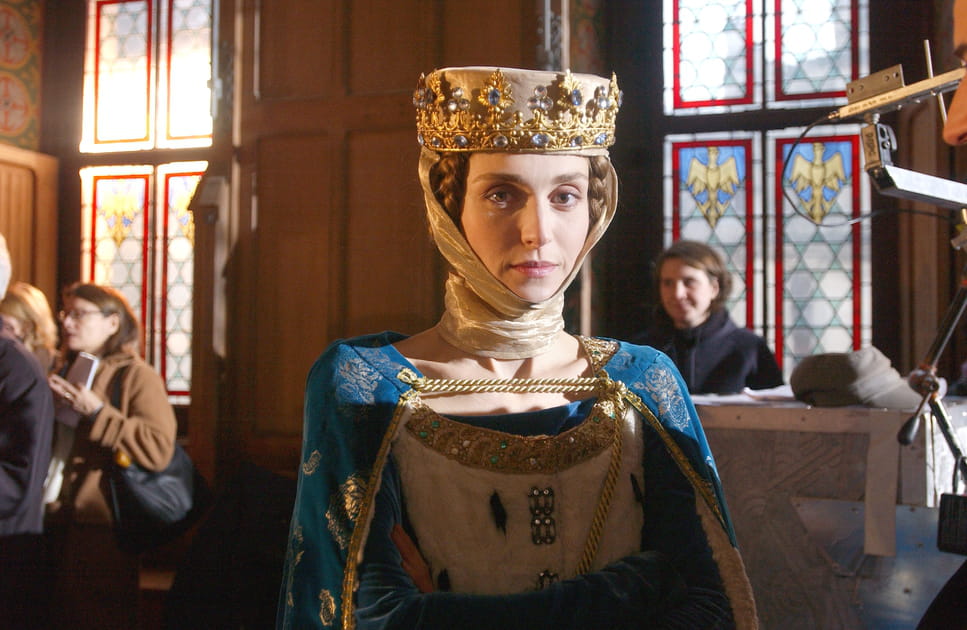 Julie Gayet, remarquable avec sa coiffure d'&eacute;poque
