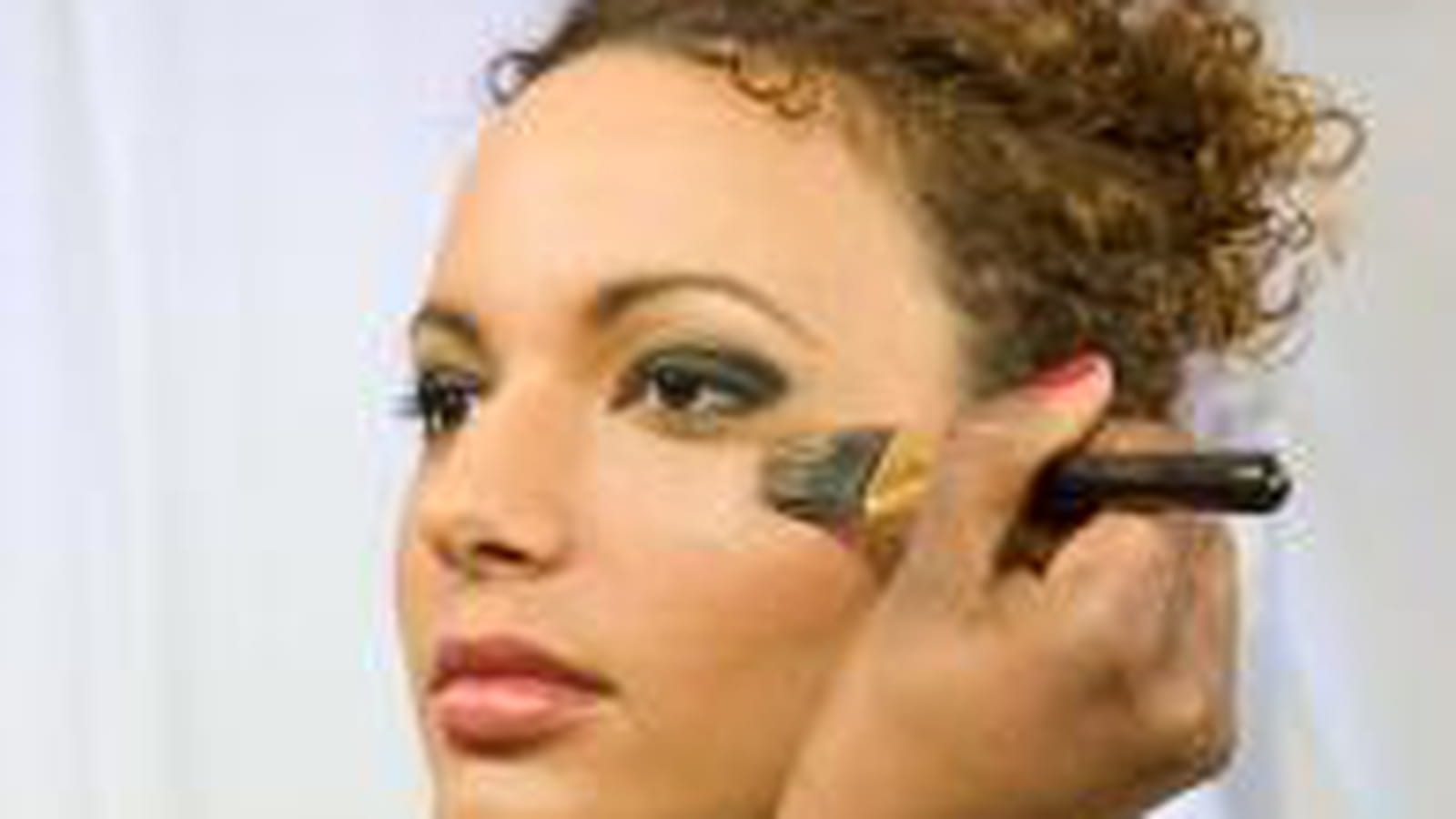 Leçon de maquillage pour peaux métisses