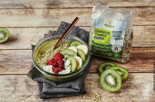 Smoothie bowl chanvre, kiwi et thé matcha