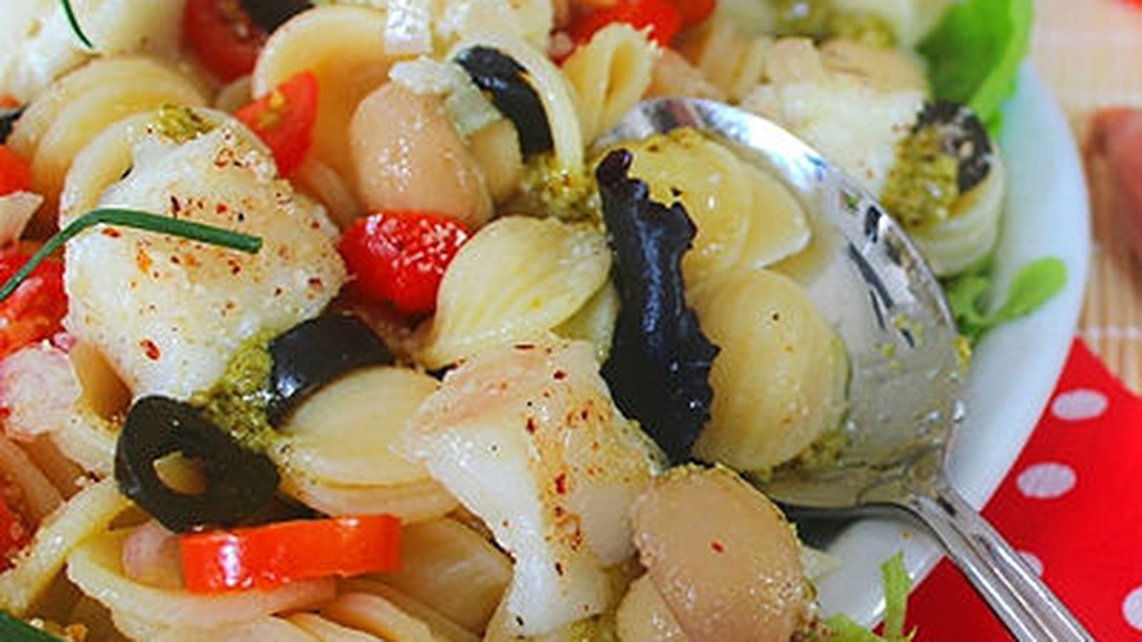 Salade d'orecchiette au cabillaud et pesto de noisette