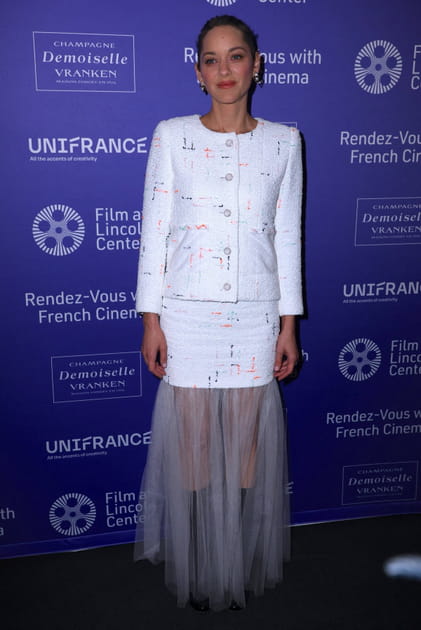 Marion Cotillard en tailleur blanc prolongé d'une jupe en tulle